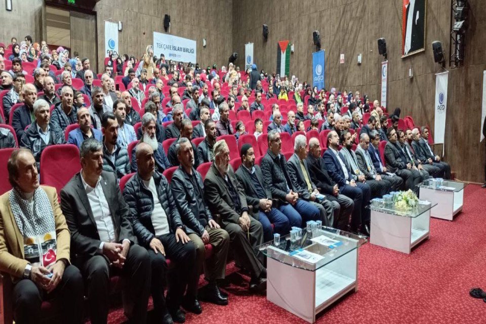 Batman il başkanımız Sehmus Yılmaz ve heyeti ile birlikte Anadolu Gençlik Derneği’nin düzenlediği Kudüs gecesine katıldık.