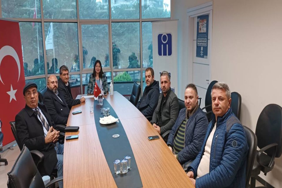 Deva Partisi Mersin İl Başkanı Taner Işıkbay ile TMMOB Bileşeni olan İnşaat Mühendisleri Odasını ziyaret ettik. Mersin Şube Başkan’ı Gülçin Barbaros Ak’a misafirperverliği için teşekkür ederim.